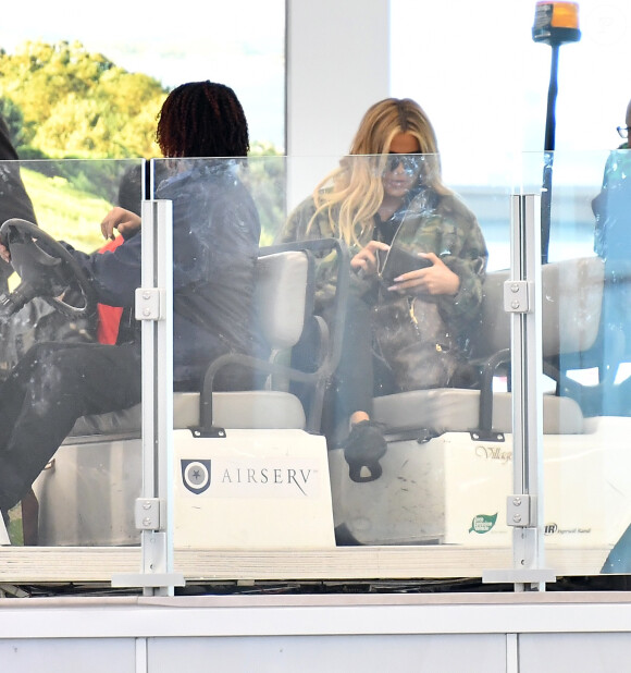 Khloe Kardashian arrive à l'aéroport JFK de New York en partance pour Los Angeles le 8 decembre 2017.