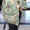 Khloe Kardashian (enceinte) arrive à l'aéroport à Los Angeles le 8 décembre 2017