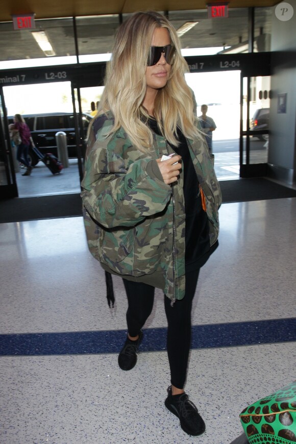 Khloe Kardashian arrive à l'aéroport de Los Angeles (LAX) le 8 decembre 2017.