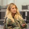 Khloe Kardashian (enceinte) arrive à l'aéroport à Los Angeles Le 08 décembre 2017