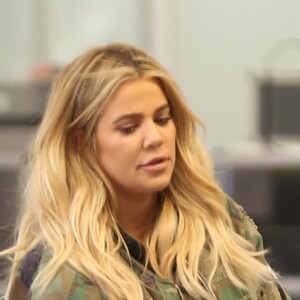 Khloe Kardashian (enceinte) arrive à l'aéroport à Los Angeles Le 08 décembre 2017