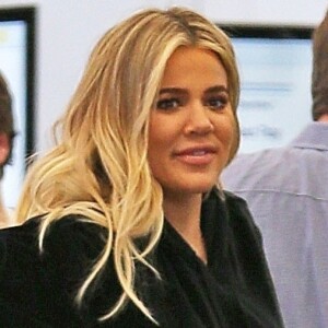 Khloe Kardashian (enceinte) arrive à l' aéroport de Los Angeles le 8 décembre 2017