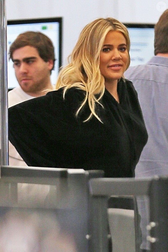 Khloe Kardashian (enceinte) arrive à l' aéroport de Los Angeles le 8 décembre 2017