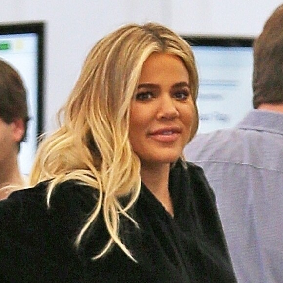 Khloe Kardashian (enceinte) arrive à l' aéroport de Los Angeles le 8 décembre 2017