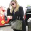 Khloe Kardashian, enceinte, arrive à l'aéroport de Los Angeles (LAX), le 15 novembre 2017.
