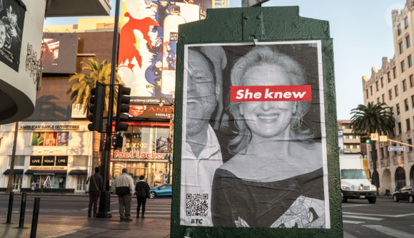 Une affiche She Knew épinglant Meryl Streep à Los Angeles.