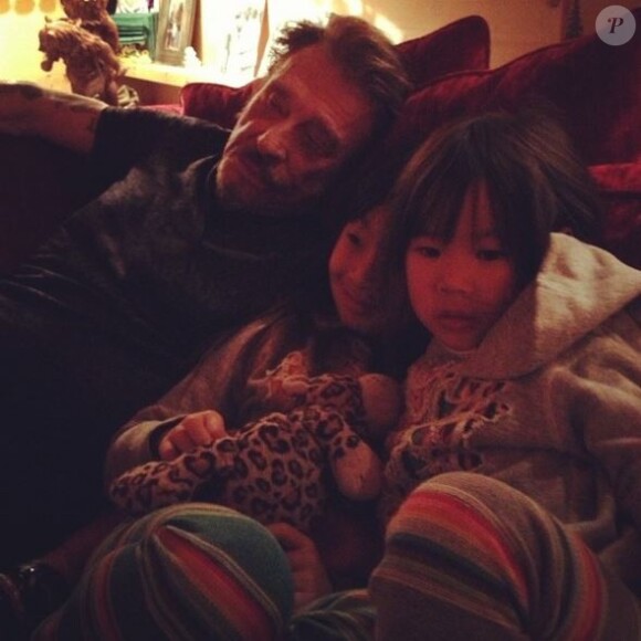 Johnny Hallyday avec ses filles Jade et Joy sur Instagram, le 27 décembre 2012.