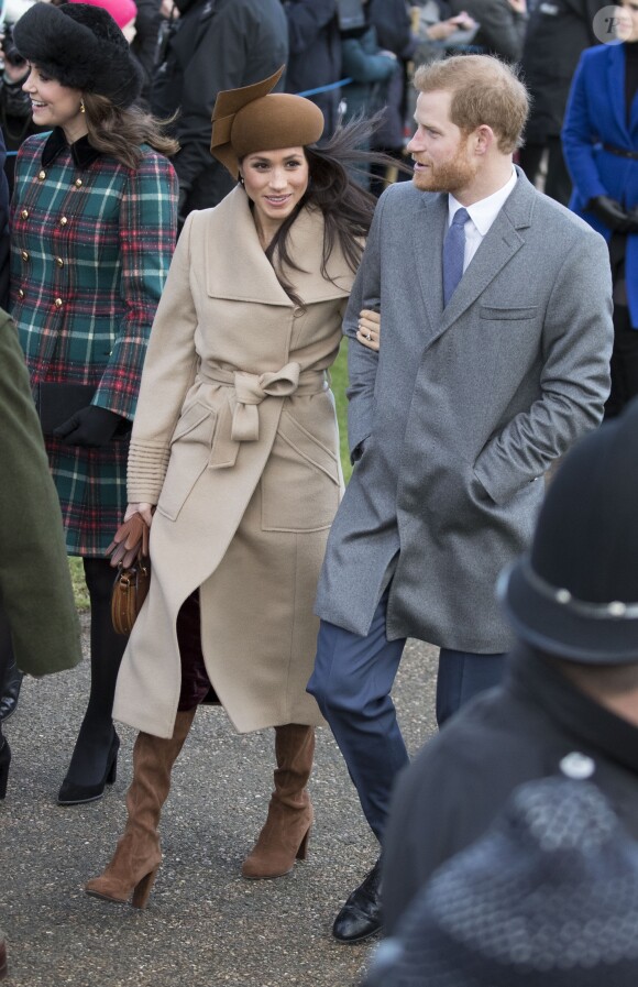 Le prince Harry et Meghan Markle arrivent avec Kate Middleton et le prince William à l'église St Mary Magdalene pour la messe de Noël à Sandringham le 25 décembre 2017.
