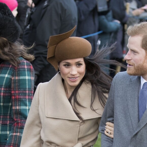 Le prince Harry et Meghan Markle arrivent avec Kate Middleton et le prince William à l'église St Mary Magdalene pour la messe de Noël à Sandringham le 25 décembre 2017.