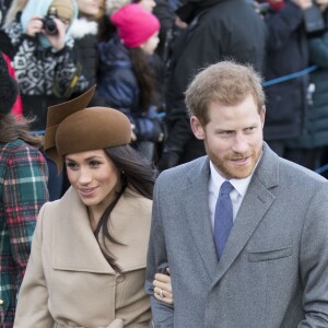Le prince Harry et Meghan Markle arrivent avec Kate Middleton et le prince William à l'église St Mary Magdalene pour la messe de Noël à Sandringham le 25 décembre 2017.
