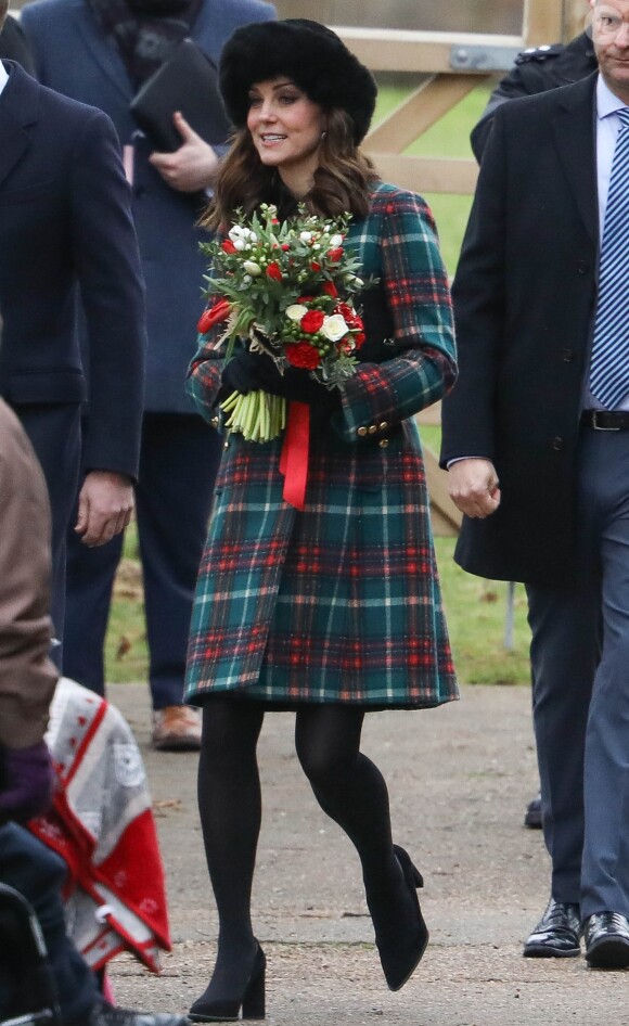 Exclusif - Kate Middleton, enceinte, dans un manteau Miu Miu lors de la messe de Noël à laquelle a assisté la famille royale à Sandringham le 25 décembre 2017