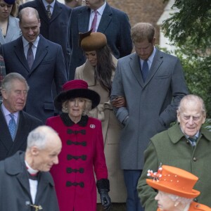 Kate Middleton, enceinte, le prince William, Meghan Markle, le prince Harry, le prince Charles, Camilla Parker Bowles et le reste de la famille royale britannique au sortir de la messe de Noël en l'église Sainte-Marie-Madeleine le 25 décembre 2017, au moment du départ de la reine Elizabeth II et du duc d'Edimbourg.