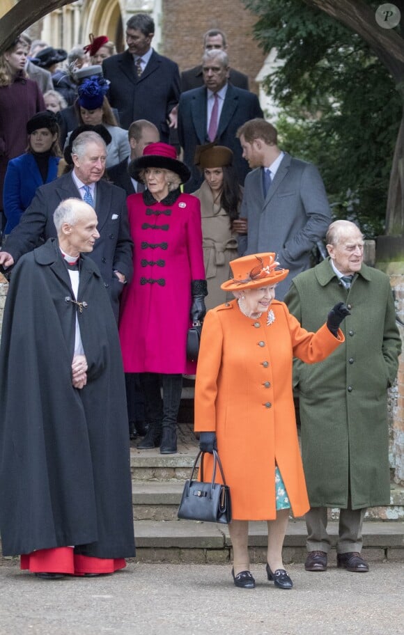 Kate Middleton, enceinte, le prince William, Meghan Markle, le prince Harry, le prince Charles, Camilla Parker Bowles et le reste de la famille royale britannique au sortir de la messe de Noël en l'église Sainte-Marie-Madeleine le 25 décembre 2017, au moment du départ de la reine Elizabeth II et du duc d'Edimbourg.