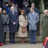 Kate Middleton, enceinte, le prince William, Meghan Markle et le prince Harry en ligne pour la révérence à la reine Elizabeth II au moment de son départ avec le duc d'Edimbourg suite à la messe de Noël en l'église Sainte-Marie-Madeleine le 25 décembre 2017 à Sandringham.