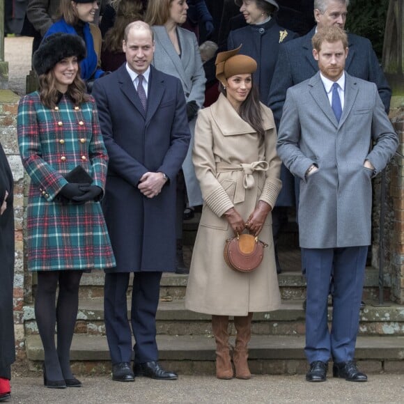 Kate Middleton, enceinte, le prince William, Meghan Markle et le prince Harry en ligne pour la révérence à la reine Elizabeth II au moment de son départ avec le duc d'Edimbourg suite à la messe de Noël en l'église Sainte-Marie-Madeleine le 25 décembre 2017 à Sandringham.