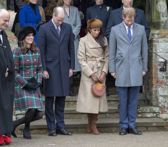 Kate Middleton, enceinte, le prince William, Meghan Markle et le prince Harry faisant la révérence à la reine Elizabeth II au moment de son départ avec le duc d'Edimbourg suite à la messe de Noël en l'église Sainte-Marie-Madeleine le 25 décembre 2017 à Sandringham.