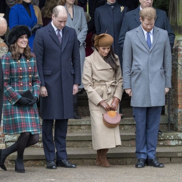 Kate Middleton, enceinte, le prince William, Meghan Markle et le prince Harry faisant la révérence à la reine Elizabeth II au moment de son départ avec le duc d'Edimbourg suite à la messe de Noël en l'église Sainte-Marie-Madeleine le 25 décembre 2017 à Sandringham.