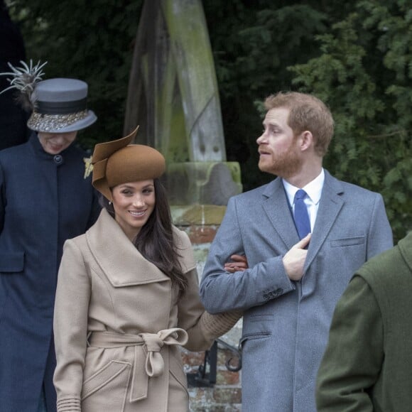 Le prince Harry et Meghan Markle arrivent à l'église St Mary Magdalene pour la messe de Noël à Sandringham le 25 décembre 2017.