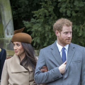 Le prince Harry et Meghan Markle arrivent à l'église St Mary Magdalene pour la messe de Noël à Sandringham le 25 décembre 2017.