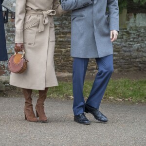 Le prince Harry et Meghan Markle arrivent à l'église St Mary Magdalene pour la messe de Noël à Sandringham le 25 décembre 2017.