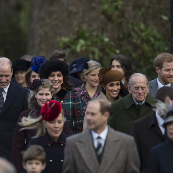 Le prince William, Kate Middleton, enceinte, la comtesse Sophie de Wessex, Meghan Markle, le prince Harry, le prince Philip, duc d'Edimbourg, Lady Louise Windsor et au premier plan Autumn Phillips, le prince Edward et la princesse Anne : la famille royale d'Angleterre arrive à la messe de Noël à l'église Sainte-Marie-Madeleine à Sandringham, le 25 décembre 2017.