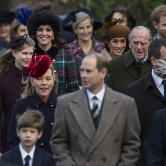 Le prince William, Kate Middleton, enceinte, la comtesse Sophie de Wessex, Meghan Markle, le prince Harry, le prince Philip, duc d'Edimbourg, Lady Louise Windsor et au premier plan Autumn Phillips, le prince Edward et la princesse Anne : la famille royale d'Angleterre arrive à la messe de Noël à l'église Sainte-Marie-Madeleine à Sandringham, le 25 décembre 2017.