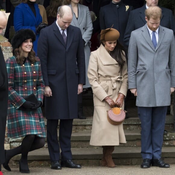 Kate Middleton, enceinte, le prince William, Meghan Markle et le prince Harry faisant la révérence à la reine Elizabeth II au moment de son départ avec le duc d'Edimbourg suite à la messe de Noël en l'église Sainte-Marie-Madeleine le 25 décembre 2017 à Sandringham.