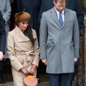 Meghan Markle et le prince Harry font la révérence à la reine Elizabeth II au moment de son départ avec le duc d'Edimbourg suite à la messe de Noël en l'église Sainte-Marie-Madeleine le 25 décembre 2017 à Sandringham.