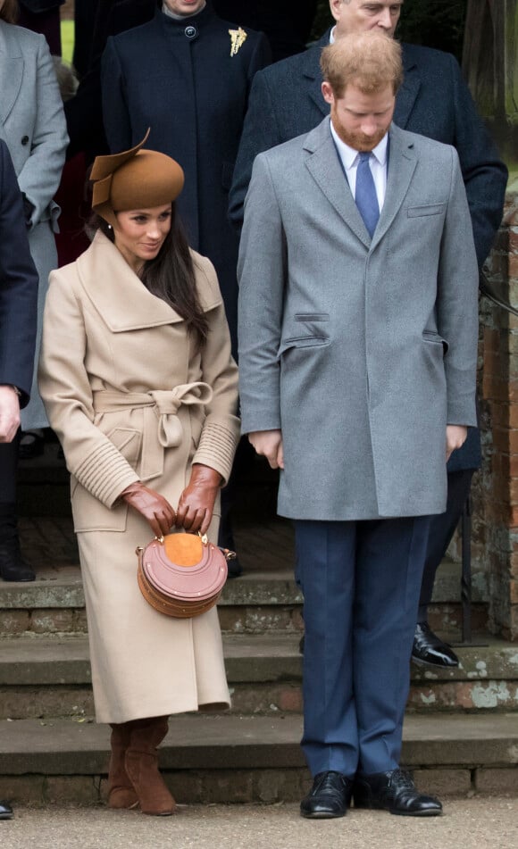 Meghan Markle et le prince Harry font la révérence à la reine Elizabeth II au moment de son départ avec le duc d'Edimbourg suite à la messe de Noël en l'église Sainte-Marie-Madeleine le 25 décembre 2017 à Sandringham.