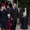 Peter Phillips et sa femme Autumn Phillips avec leurs enfants Isla et Savannah à la messe de Noël à l'église Sainte-Marie-Madeleine à Sandringham, le 25 décembre 2017.