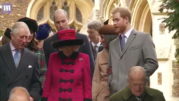 Meghan Markle a reçu des conseils de la duchesse Catherine de Cambridge, du prince William et du prince Harry, son fiancé, au moment de faire la révérence à la reine Elizabeth II à son départ de l'église Sainte-Marie-Madeleine à Sandringham, le 25 décembre 2017 suite à la messe de Noël.
