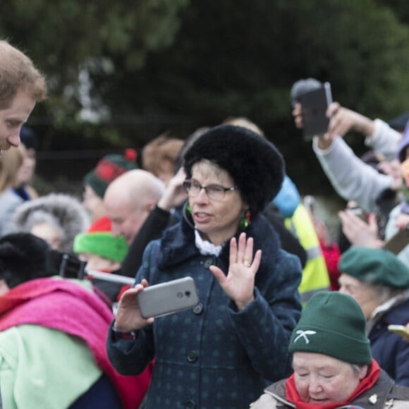 Meghan Markle et le prince Harry, fiancés, rencontrent le public en marge de la messe de Noël à l'église Sainte-Marie-Madeleine à Sandringham, le 25 décembre 2017.