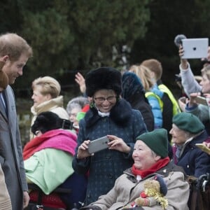 Meghan Markle et le prince Harry, fiancés, rencontrent le public en marge de la messe de Noël à l'église Sainte-Marie-Madeleine à Sandringham, le 25 décembre 2017.