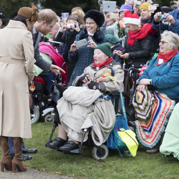 Meghan Markle et le prince Harry, fiancés, rencontrent le public en marge de la messe de Noël à l'église Sainte-Marie-Madeleine à Sandringham, le 25 décembre 2017.