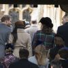Kate Middleton, duchesse de Cambridge, et Meghan Markle côte à côte, vues de dos, au sein du cortège de la famille royale lors de l'arrivée à l'église Sainte-Marie-Madeleine le 25 décembre 2017 à Sandringham pour la messe de Noël.