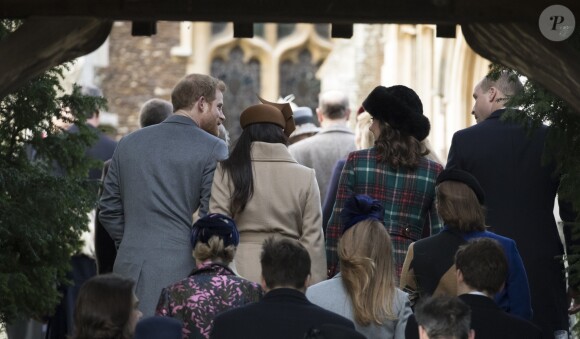 Kate Middleton, duchesse de Cambridge, et Meghan Markle côte à côte, vues de dos, au sein du cortège de la famille royale lors de l'arrivée à l'église Sainte-Marie-Madeleine le 25 décembre 2017 à Sandringham pour la messe de Noël.