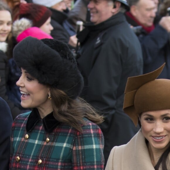 Kate Middleton, duchesse de Cambridge, et Meghan Markle côte à côte au sein du cortège de la famille royale lors de l'arrivée à l'église Sainte-Marie-Madeleine le 25 décembre 2017 à Sandringham pour la messe de Noël.