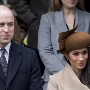 Kate Middleton, duchesse de Cambridge, et Meghan Markle côte à côte au sein du cortège de la famille royale lors de l'arrivée à l'église Sainte-Marie-Madeleine le 25 décembre 2017 à Sandringham pour la messe de Noël.