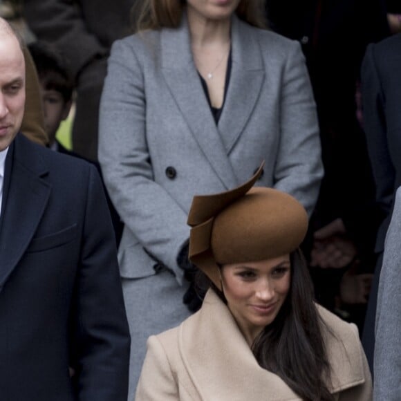 Kate Middleton, duchesse de Cambridge, et Meghan Markle côte à côte au sein du cortège de la famille royale lors de l'arrivée à l'église Sainte-Marie-Madeleine le 25 décembre 2017 à Sandringham pour la messe de Noël.