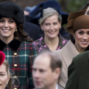 Kate Middleton, duchesse de Cambridge, et Meghan Markle côte à côte au sein du cortège de la famille royale lors de l'arrivée à l'église Sainte-Marie-Madeleine le 25 décembre 2017 à Sandringham pour la messe de Noël.