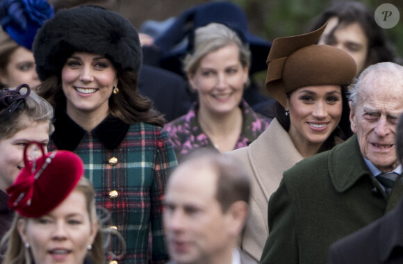 Kate Middleton, duchesse de Cambridge, et Meghan Markle côte à côte au sein du cortège de la famille royale lors de l'arrivée à l'église Sainte-Marie-Madeleine le 25 décembre 2017 à Sandringham pour la messe de Noël.