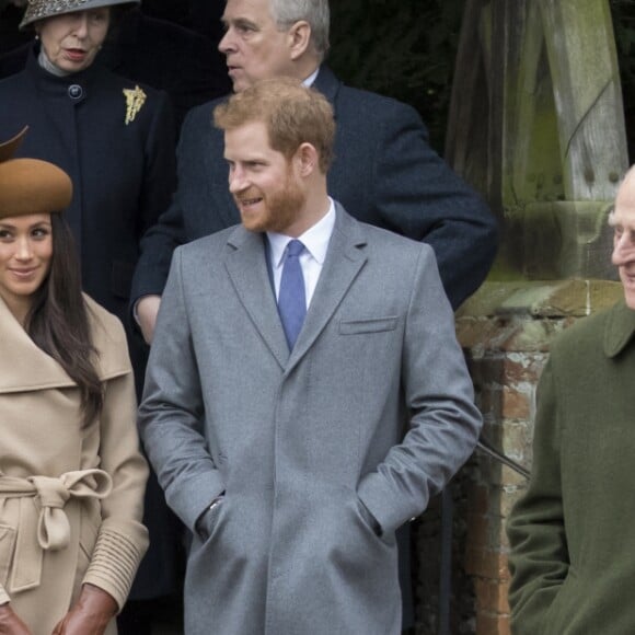 Kate Middleton, duchesse de Cambridge, le prince William, Meghan Markle et le prince Harry devant l'église Sainte-Marie-Madeleine le 25 décembre 2017 à Sandringham après la messe de Noël.