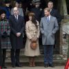 Kate Middleton, duchesse de Cambridge, le prince William, Meghan Markle et le prince Harry devant l'église Sainte-Marie-Madeleine le 25 décembre 2017 à Sandringham après la messe de Noël.