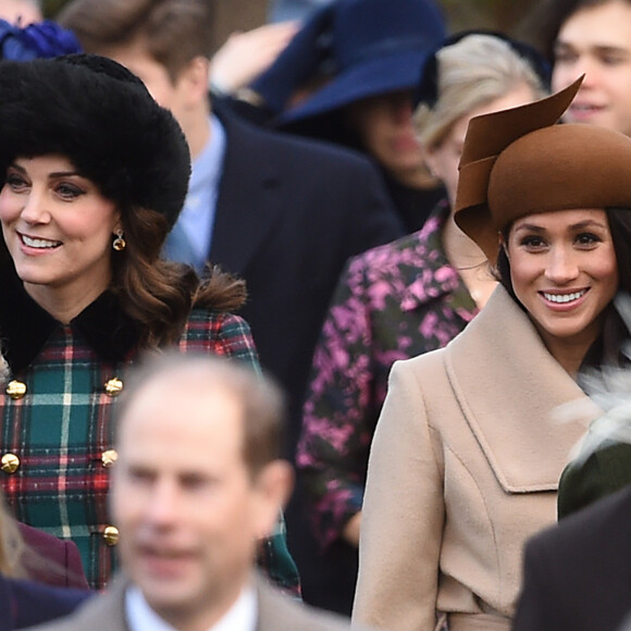 La duchesse Catherine de Cambridge et Meghan Markle, fiancée du prince Harry, se trouvaient côte à côte sur le chemin de l'église Sainte-Marie-Madeleine de Sandringham le 25 décembre 2017, où la famille royale britannique a assisté à une messe de Noël.