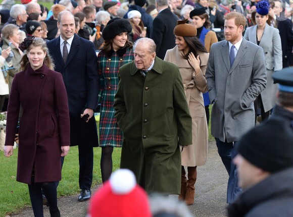 La duchesse Catherine de Cambridge et Meghan Markle, fiancée du prince Harry, se trouvaient côte à côte, derrière Lady Louise Windsor et le duc d'Edimbourg, sur le chemin de l'église Sainte-Marie-Madeleine de Sandringham le 25 décembre 2017, où la famille royale britannique a assisté à une messe de Noël.