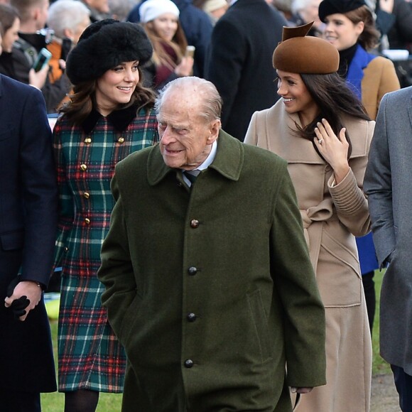 La duchesse Catherine de Cambridge et Meghan Markle, fiancée du prince Harry, se trouvaient côte à côte, derrière Lady Louise Windsor et le duc d'Edimbourg, sur le chemin de l'église Sainte-Marie-Madeleine de Sandringham le 25 décembre 2017, où la famille royale britannique a assisté à une messe de Noël.