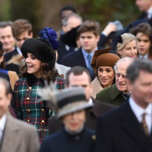 La duchesse Catherine de Cambridge et Meghan Markle, fiancée du prince Harry, se trouvaient côte à côte sur le chemin de l'église Sainte-Marie-Madeleine de Sandringham le 25 décembre 2017, où la famille royale britannique a assisté à une messe de Noël.