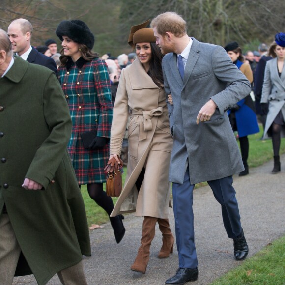 La duchesse Catherine de Cambridge et Meghan Markle, fiancée du prince Harry, se trouvaient côte à côte sur le chemin de l'église Sainte-Marie-Madeleine de Sandringham le 25 décembre 2017, où la famille royale britannique a assisté à une messe de Noël.