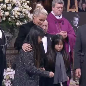 Laeticia Hallyday, Jade et Joy devant le cercueil de Johnny Hallyday à Paris, le 9 décembre 2017.



