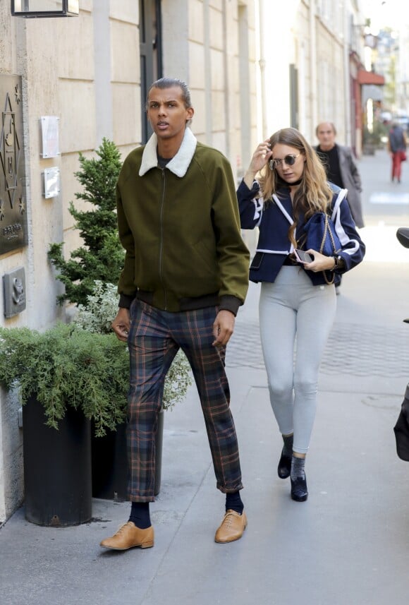 Exclusif - Le chanteur Stromae et sa femme Coralie Barbier quittent leur hôtel pour se rendre au défilé de mode "Louis Vuitton" collection prêt-à-porter Printemps-Eté 2017 lors de la Fashion Week de Paris, place Vendôme à Paris, France, le 5 octobre 2016. © Agence/Bestimage